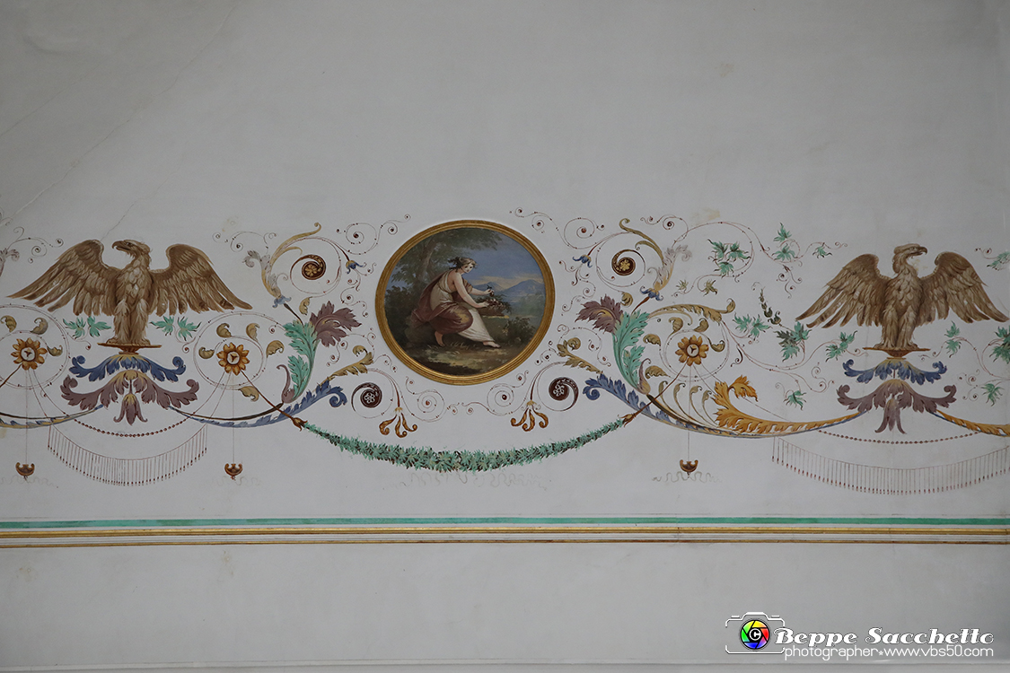 VBS_6511 - Villa Pisani - Stra (Venezia).jpg - SALA DI MARIA ANNA CAROLINA  Stanza intitolata a Maria Anna Carolina, sposa di Ferdinando figlio di Francesco i d'Austria. II soffitto è decorato dal pittore Bevilacqua con quattordici danzatrici con timpani e tamburelli e una sequenza di lunette con amorini; le pareti sono rivestite di una tappezzeria originaria dell'epoca. 
